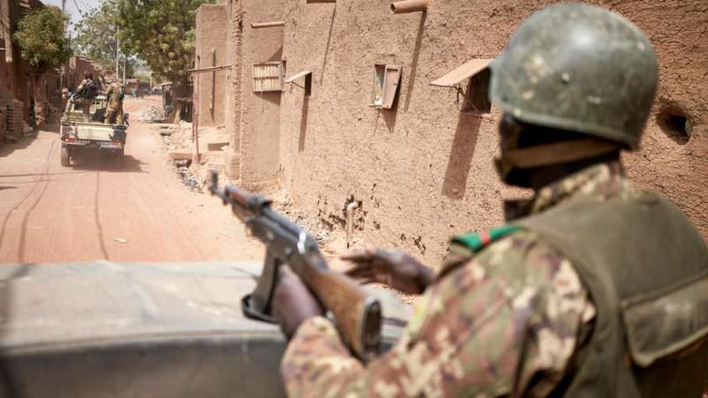 Des soldats maliens patrouillent à Djenne, dans le centre du Mali, en février 2020