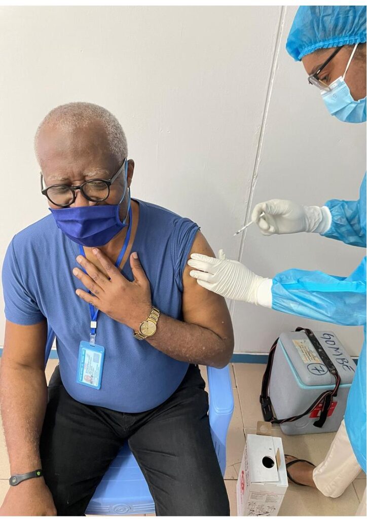 Me Akere Muna se fait administrer le vaccin contre la Covid-19