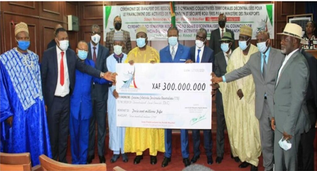 Ngallè Bibèhè remet un chèque de 300 millions de FCFA à une douzaine de communes