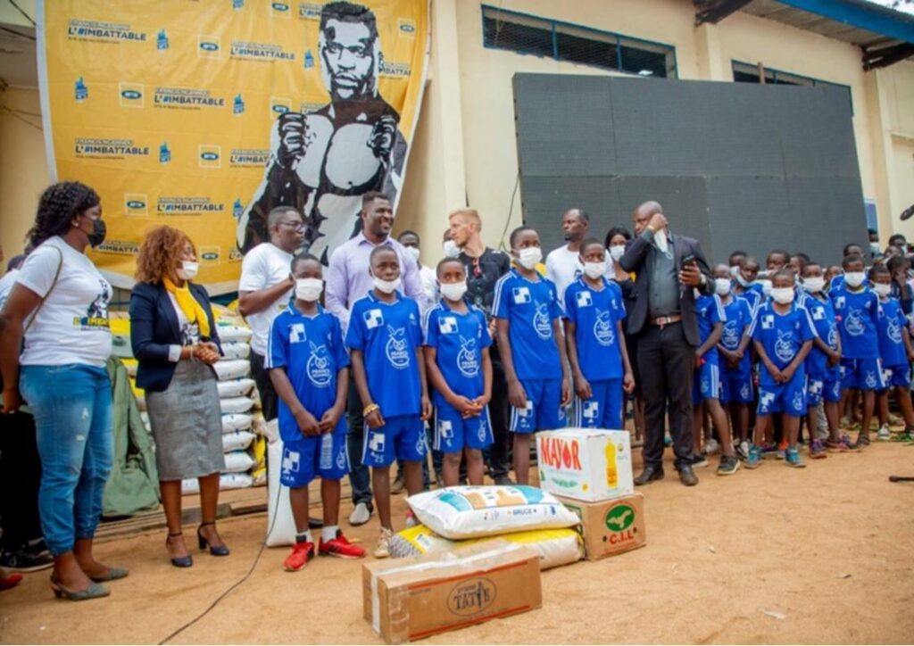 Remise de dons au siège de la Fondation Francis Ngannou