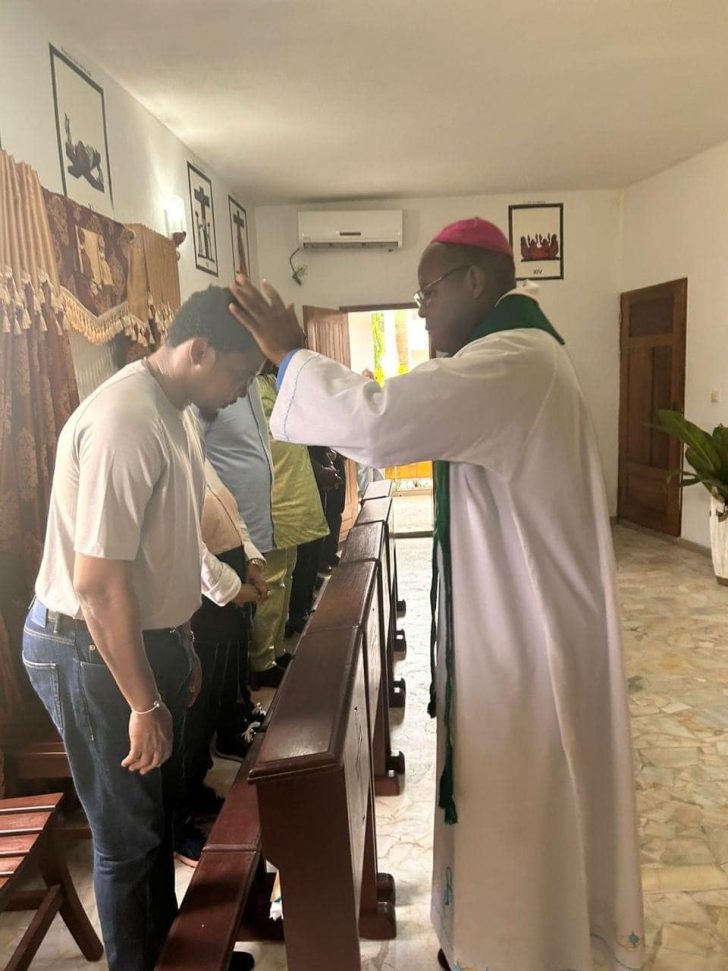 L’évêque de KRIBI monseigneur Damase ZINGA ATANGANA  béni le Président de la FECAFOOT et l’ensemble de sa délégation